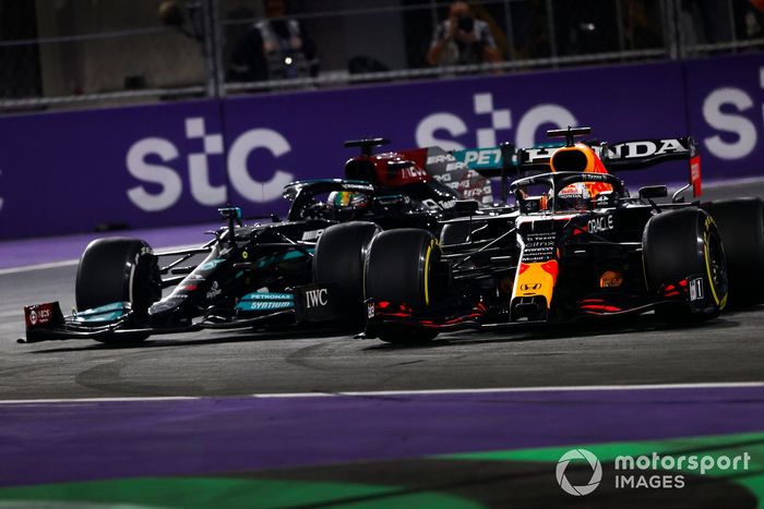 Max Verstappen, Red Bull Racing RB16B, y Lewis Hamilton, Mercedes W12, hacen contacto mientras luchan por el liderato