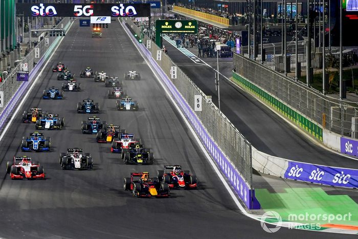 Jehan Daruvala, Carlin, Bent Viscaal, Trident and Oscar Piastri, Prema Racing al inicio