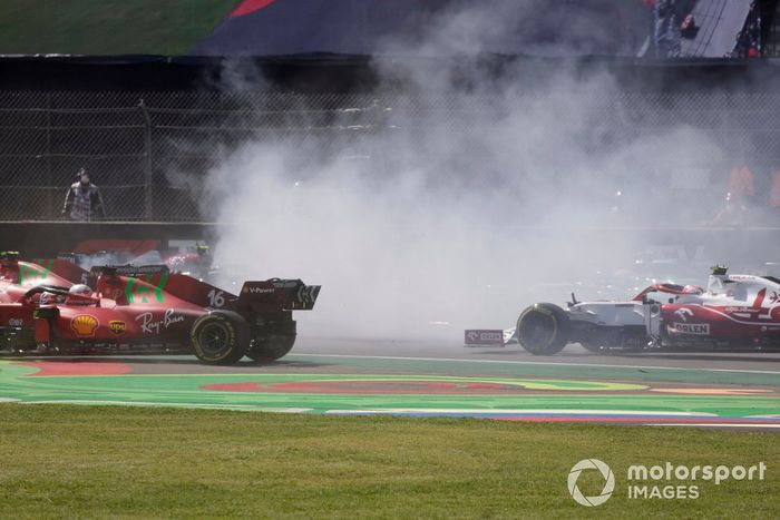 Charles Leclerc, Ferrari SF21, Antonio Giovinazzi, Alfa Romeo Racing C41, al adelantar a un Valtteri Bottas, Mercedes W12, que hacía un trompo.