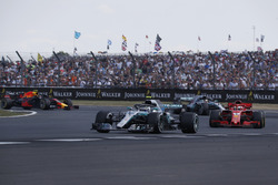 Валттері Боттас, Mercedes-AMG F1 W09 попереду Себастьяна Феттеля, Ferrari SF71H