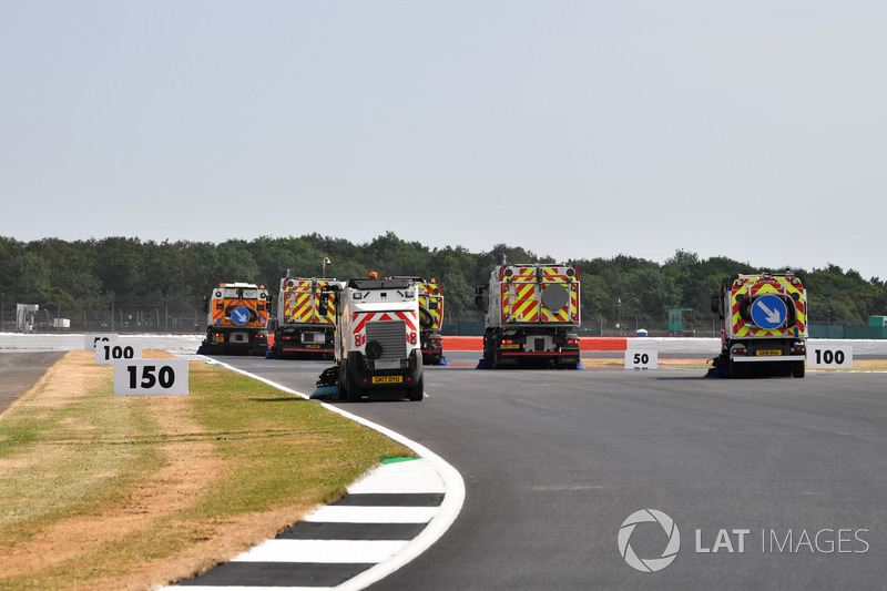Track cleaning trucks