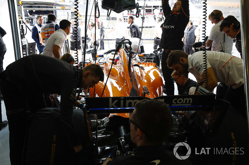 Инженеры McLaren работают над автомобилем MCL33 Фернандо Алонсо