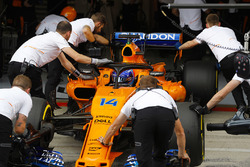 Fernando Alonso'nun aracı garaja götürülüyor, McLaren MCL33