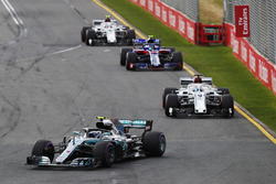 Valtteri Bottas, Mercedes AMG F1 W09, Marcus Ericsson, Sauber C37 Ferrari, Pierre Gasly, Toro Rosso STR13 Honda, Charles Leclerc, Sauber C37 Ferrari