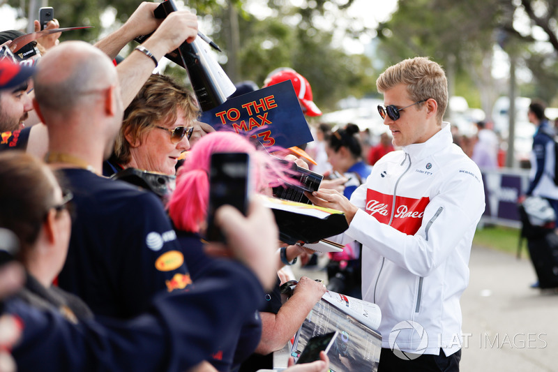 Marcus Ericsson, Sauber, signs autographs for fans