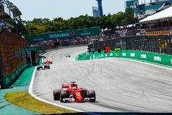 Sebastian Vettel, Ferrari SF70H, Valtteri Bottas, Mercedes AMG F1 W08