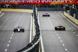 Маркус Эрикссон, Alfa Romeo Sauber C37, и Карлос Сайнс, Renault Sport F1 Team RS18