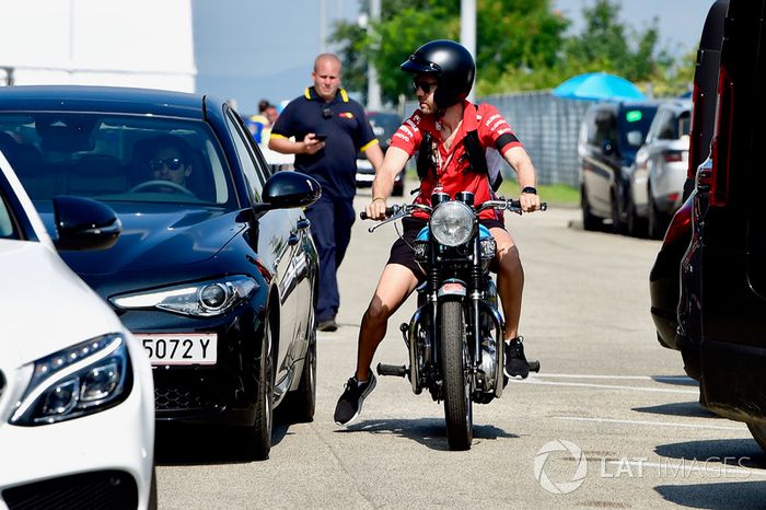 Sebastian Vettel, Ferrari en su moto Triumph