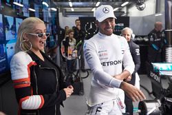 Zangeres Christina Aguilera in de Mercedes pitbox met Lewis Hamilton, Mercedes AMG F1