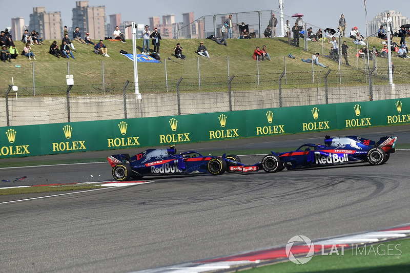 Pierre Gasly, Scuderia Toro Rosso STR13 and Brendon Hartley, Scuderia Toro Rosso STR13 collide