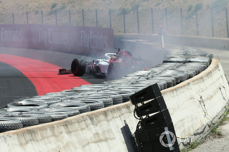 Marcus Ericsson, Sauber C37 crashes in FP1 and catches fire
