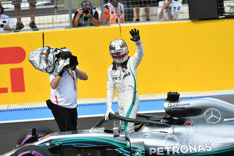 Peraih pole, Lewis Hamilton, Mercedes-AMG F1 W09, melambaikan tangan di parc ferme