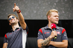 Romain Grosjean, Haas F1 Team, Kevin Magnussen, Haas F1 Team, on stage
