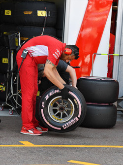 Des ingénieurs Ferrari et Pirelli