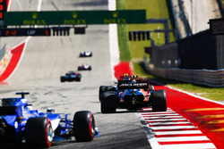 Stoffel Vandoorne, McLaren MCL32, Marcus Ericsson, Sauber C36