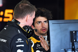 Carlos Sainz Jr., Renault Sport F1 Team and Alan Permane, Renault Sport F1 Team Race Engineer