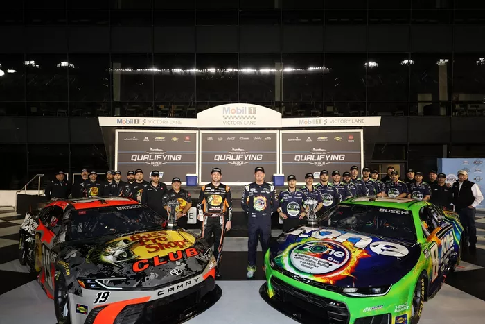 Kyle Busch, Richard Childress Racing Chevrolet, Chase Briscoe, Joe Gibbs Racing Toyota