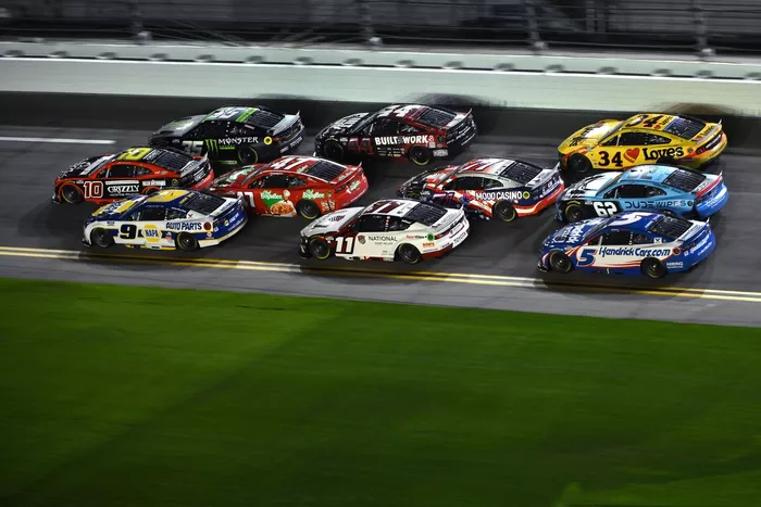 Chase Elliott, Hendrick Motorsports Chevrolet, Ty Dillon, Kaulig Racing Chevrolet, Riley Herbst, 23XI Racing Toyota