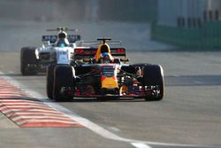 Daniel Ricciardo, Red Bull Racing RB13, Lance Stroll, Williams FW40