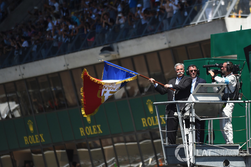 Chase Carey, CEO de FOM agita la bandera francesa para dar el inicio de la carrera