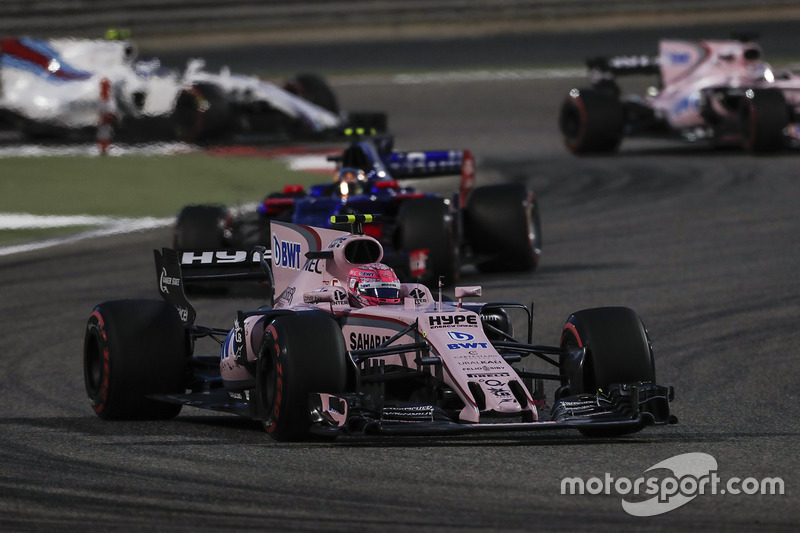 Esteban Ocon, Force India VJM10, Carlos Sainz Jr., Scuderia Toro Rosso STR12