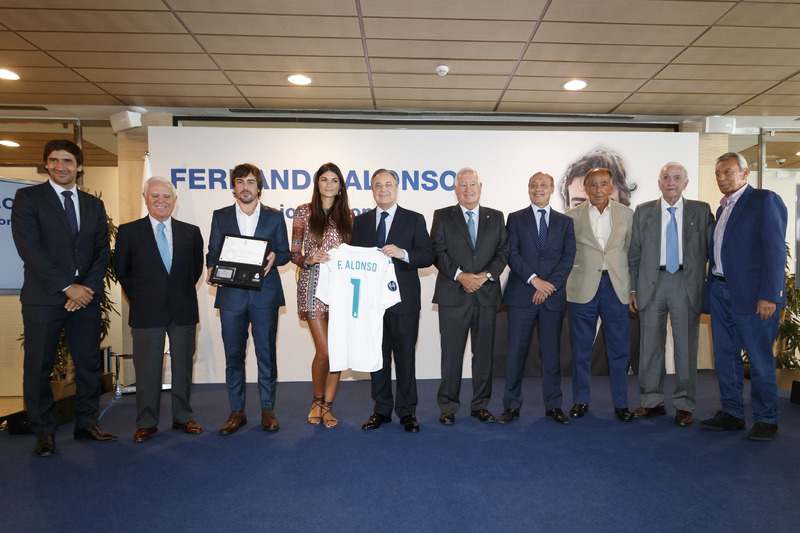 Fernando Alonso posa con su novia Linda Morselli, con Raúl González Blanco, Florentino Pérez y la directiva del Real Madrid