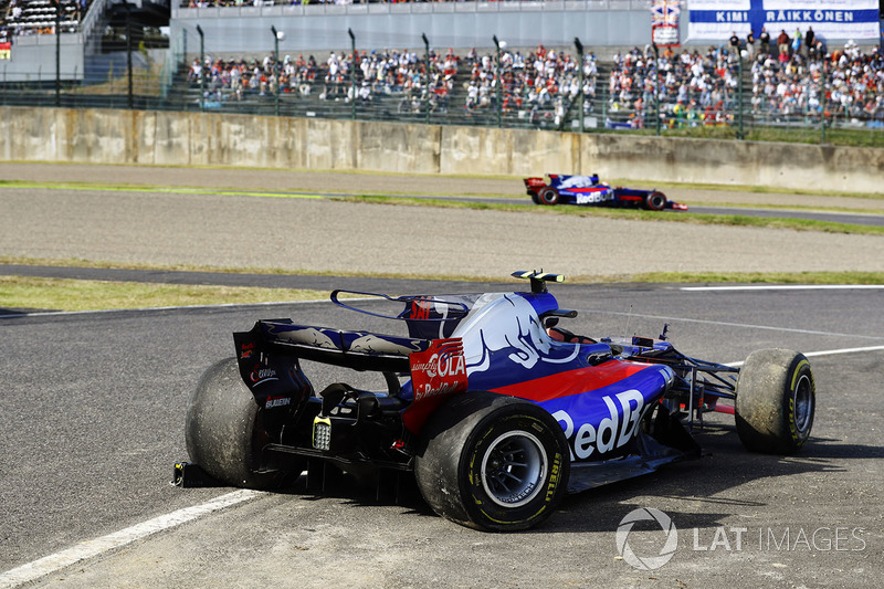 Pierre Gasly, Scuderia Toro Rosso STR12, passes the crashed car of Carlos Sainz Jr., Scuderia Toro R