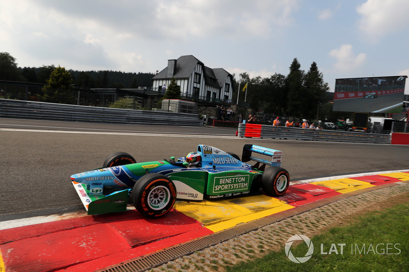 Mick Schumacher con el coche de su padre