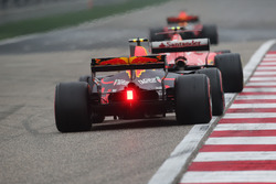 Kimi Raikkonen, Ferrari SF70H, devant Max Verstappen, Red Bull Racing RB13