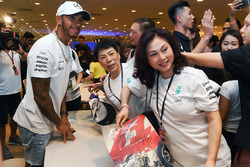 Lewis Hamilton, Mercedes AMG F1 fans selfie