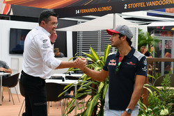 Eric Boullier, McLaren Yarış Direktörü ve Carlos Sainz Jr., Scuderia Toro Rosso