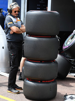Des pneus et un ingénieur Pirelli