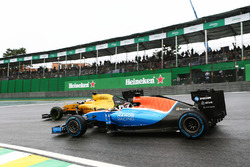 Pascal Wehrlein, Manor Racing MRT05; Kevin Magnussen, Renault Sport F1 Team RS16