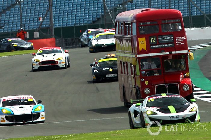 Un autobús Routemaster con invitados en pista durante la práctica