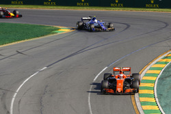 Stoffel Vandoorne, McLaren MCL32; Antonio Giovinazzi, Sauber C36