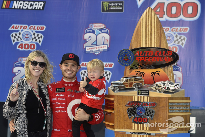 1. Kyle Larson, Chip Ganassi Racing, Chevrolet, mit Freundin Katelyn Sweet und Sohn Owen