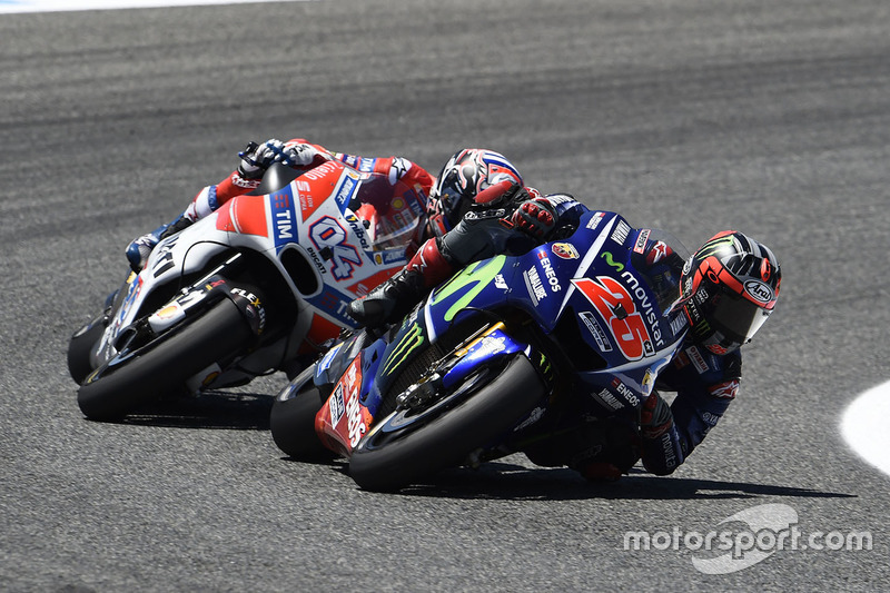 Maverick Vinales berduel dengan Andrea Dovizioso