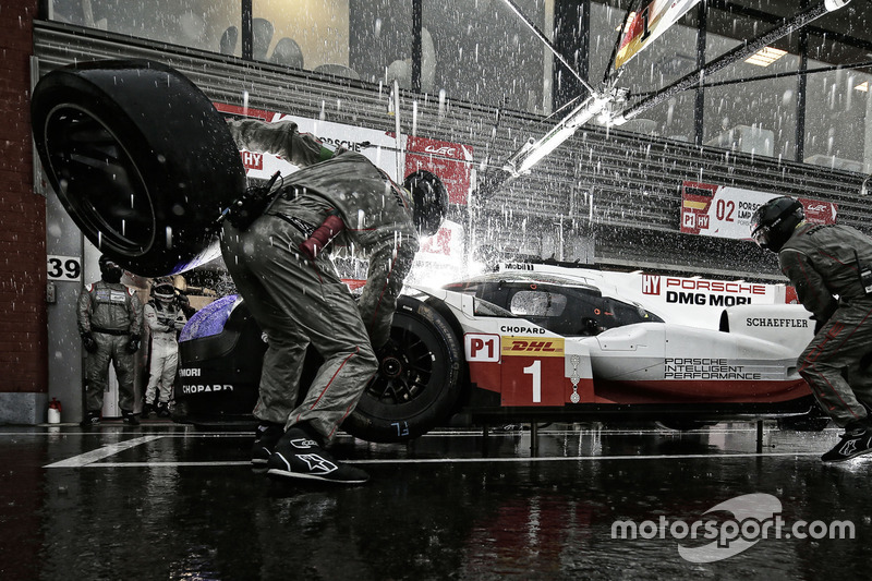 Arrêt au stand d'une Porsche LMP1 à Spa-Francorchamps