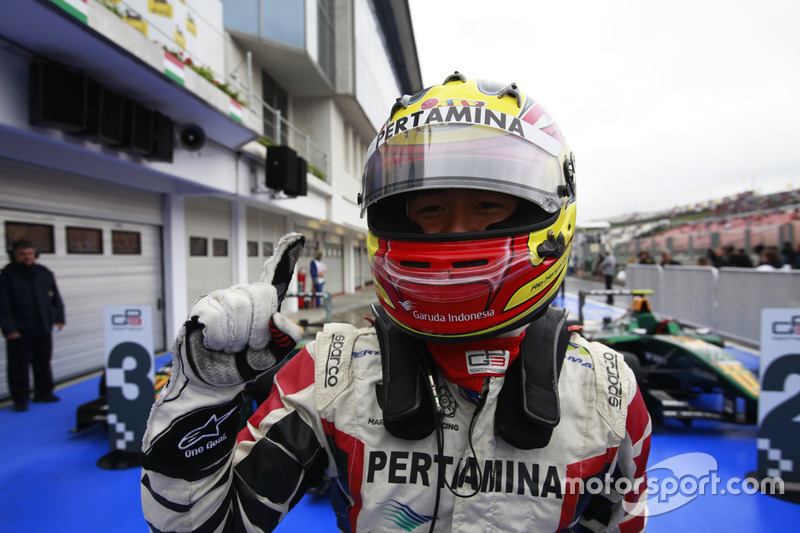 Ekspresi kegembiraan Rio Haryanto setelah memenangi Race 2 GP3 Hongara 2011.