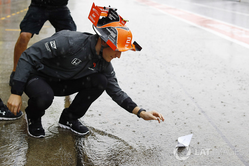 Stoffel Vandoorne, McLaren, joue avec un bateau en papier dans la voie des stands