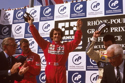Podium : le vainqueur Alain Prost, McLaren Honda, le second Nigel Mansell, Ferrari, le troisième Riccardo Patrese, Williams Renault, avec le président de la FIA, Jean-Marie Balestre