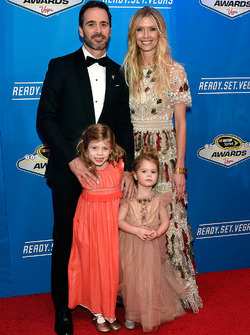 Campeón Jimmie Johnson, Hendrick Motorsports Chevrolet y su esposa Chandra e hijos
