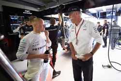 Valtteri Bottas, Mercedes AMG F1, el Dr. Dieter Zetsche, CEO de Mercedes Benz