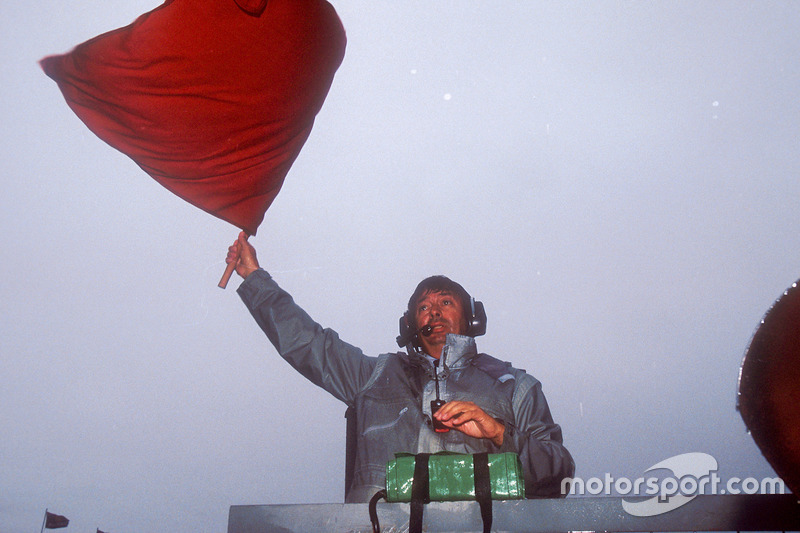 Arracada: Roland Bruynseraede agita la bandera roja para detener la carrera tras 15 vueltas, debido 