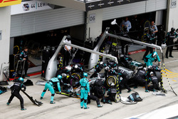 Льюис Хэмилтон, Mercedes AMG F1 W07 Hybrid во время пит-стопа