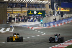 Kevin Magnussen, Renault Sport F1 Team RS16 and Nico Hulkenberg, Sahara Force India F1 VJM09