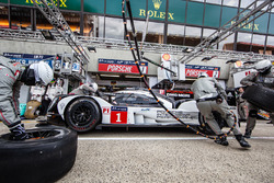 Pitstop training voor #1 Porsche Team Porsche 919 Hybrid: Timo Bernhard, Mark Webber, Brendon Hartle