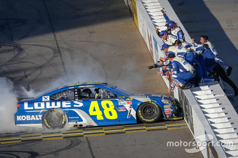 Ganador de la carrera Jimmie Johnson, Hendrick Motorsports Chevrolet