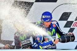 Podium: ganador, Valentino Rossi, Yamaha Factory Racing celebra con champagne