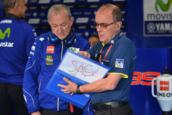 Yamaha- en Michelin-engineers